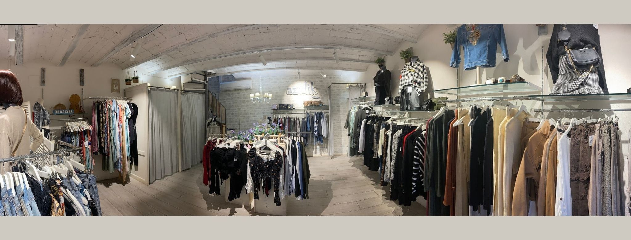 Interior tienda Azulik
