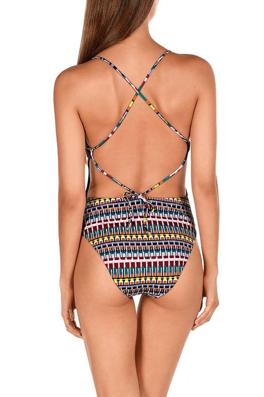 Долорес Кортес в купальнике с открытой спиной 1702