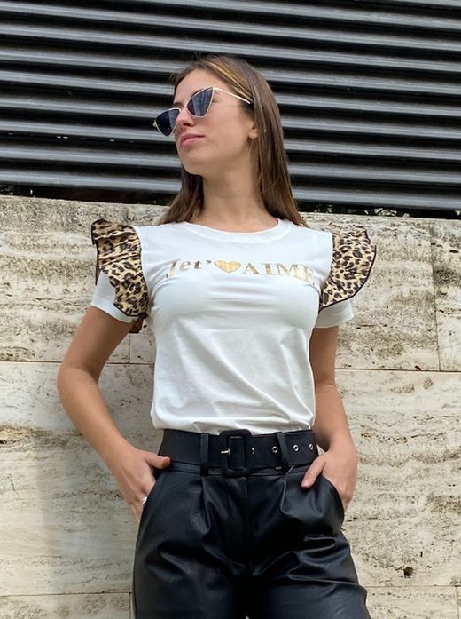 T-shirt blanc à volants sur la manche