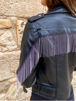 Cazadora Biker Negra con flecos y cremallera