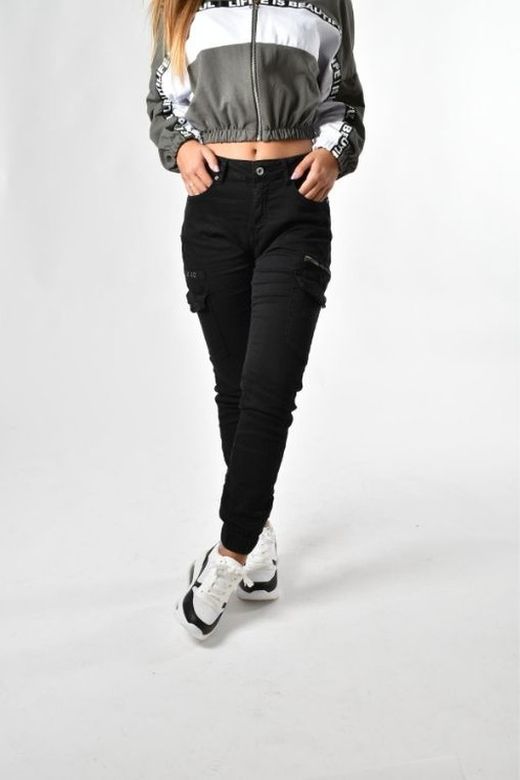 Calça cargo feminina com bolsos