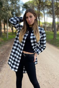 Sobrecamisa larga de mujer estampada de cuadros