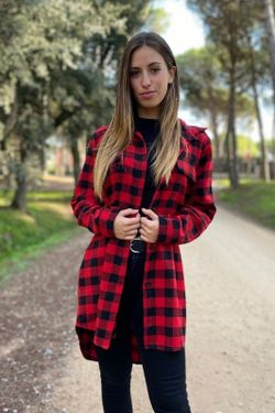 Sobrecamisa larga de mujer estampada de cuadros