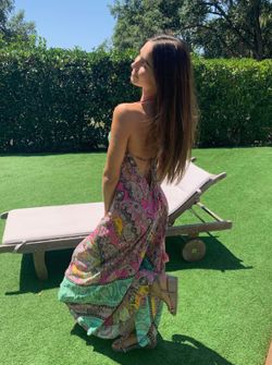 Robe bohème dos nu à pompons